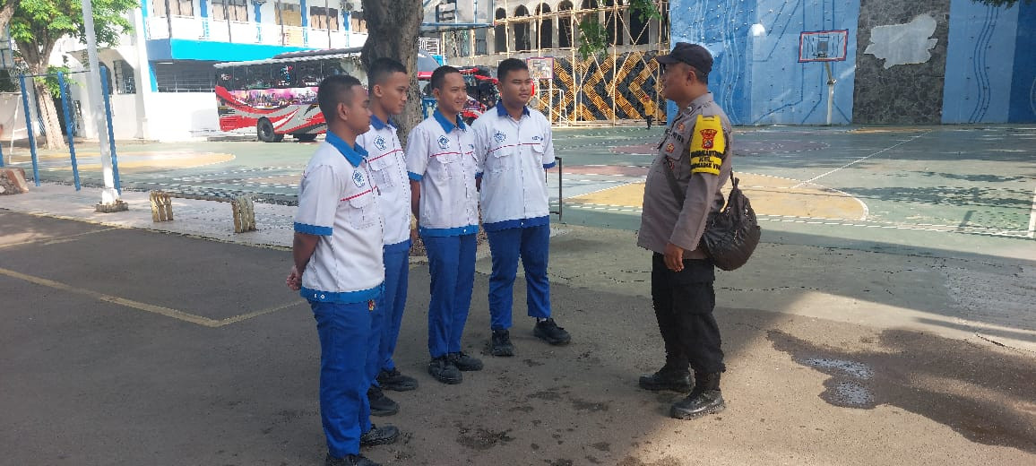 Jaga Jakarta, Bhabinkamtibmas Polsek Koja Beri Penyuluhan ke Pelajar SMK Cikini agar Tak Terprovokasi Unjuk Rasa