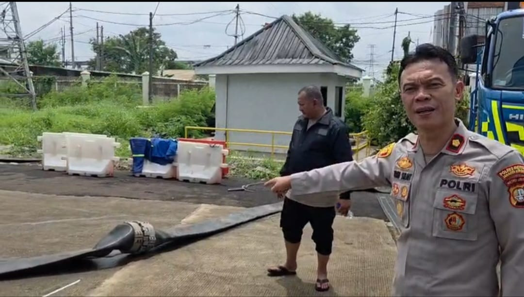 Jaga Jakarta, Jaga Lingkungan, Jaga Warga, Polsek Metro Penjaringan Pantau Ketinggian dan Genangan Air di Muara Karang