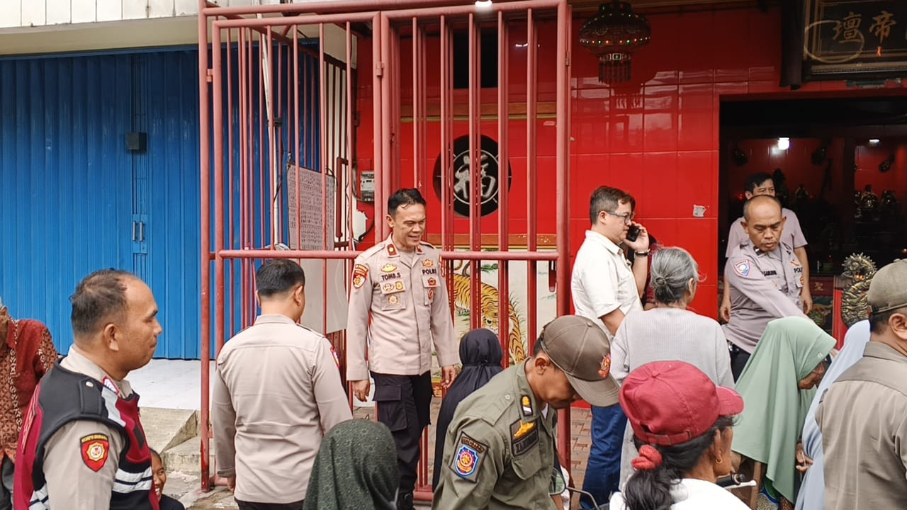 Giat Bhakti Sosial Polsek Metro Penjaringan Bersama Wihara Kwang Te Thua