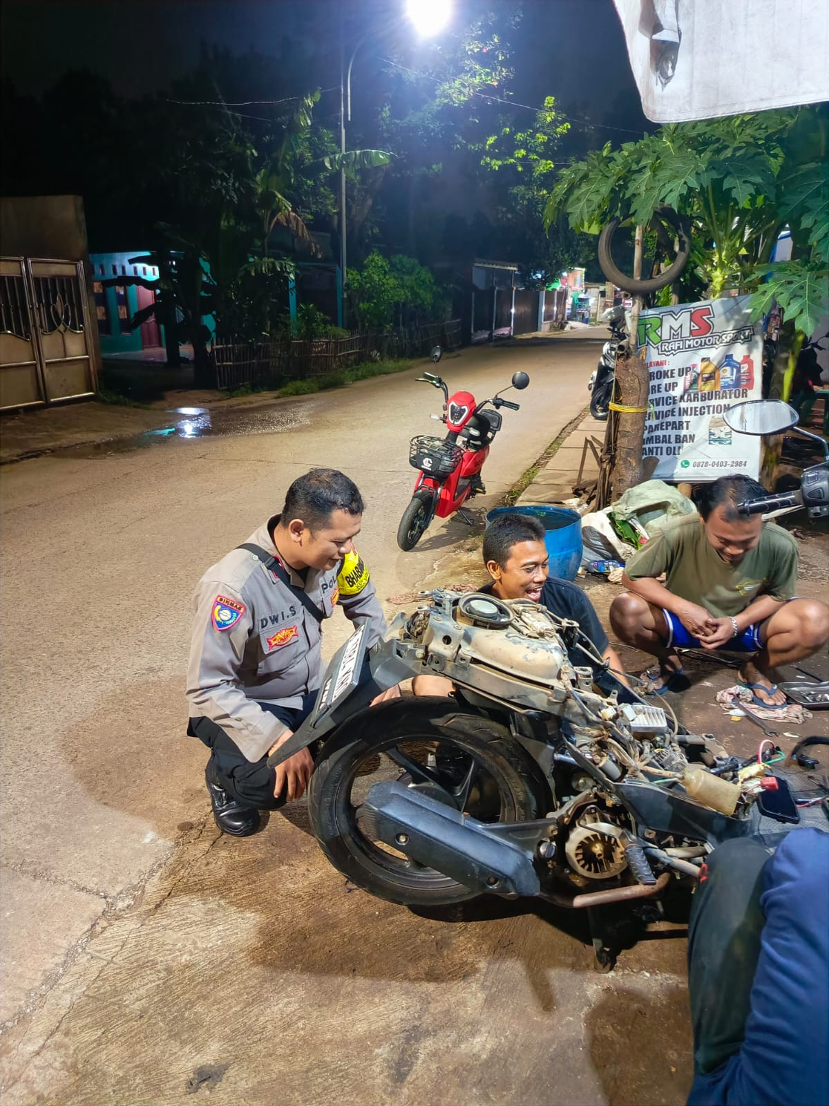 Jaga Lingkungan Aman, Bhabinkamtibmas Sumurbatu Ajak Warga Aktifkan Kembali Siskamling