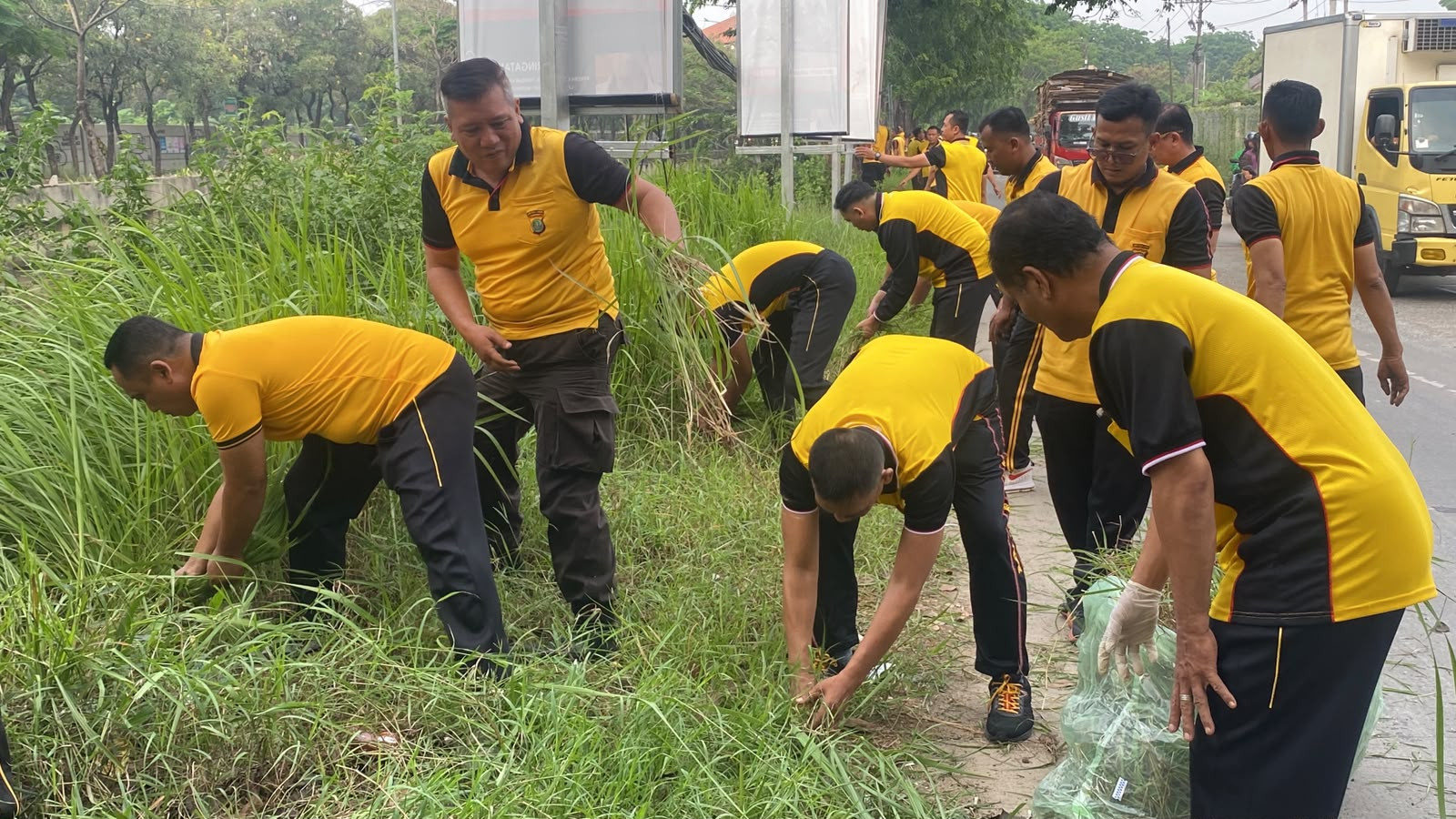 Wujudkan Lingkungan Asri dan Sehat, Personel Polres Metro Bekasi Kota Gelar Aksi Bersih-Bersih Kali