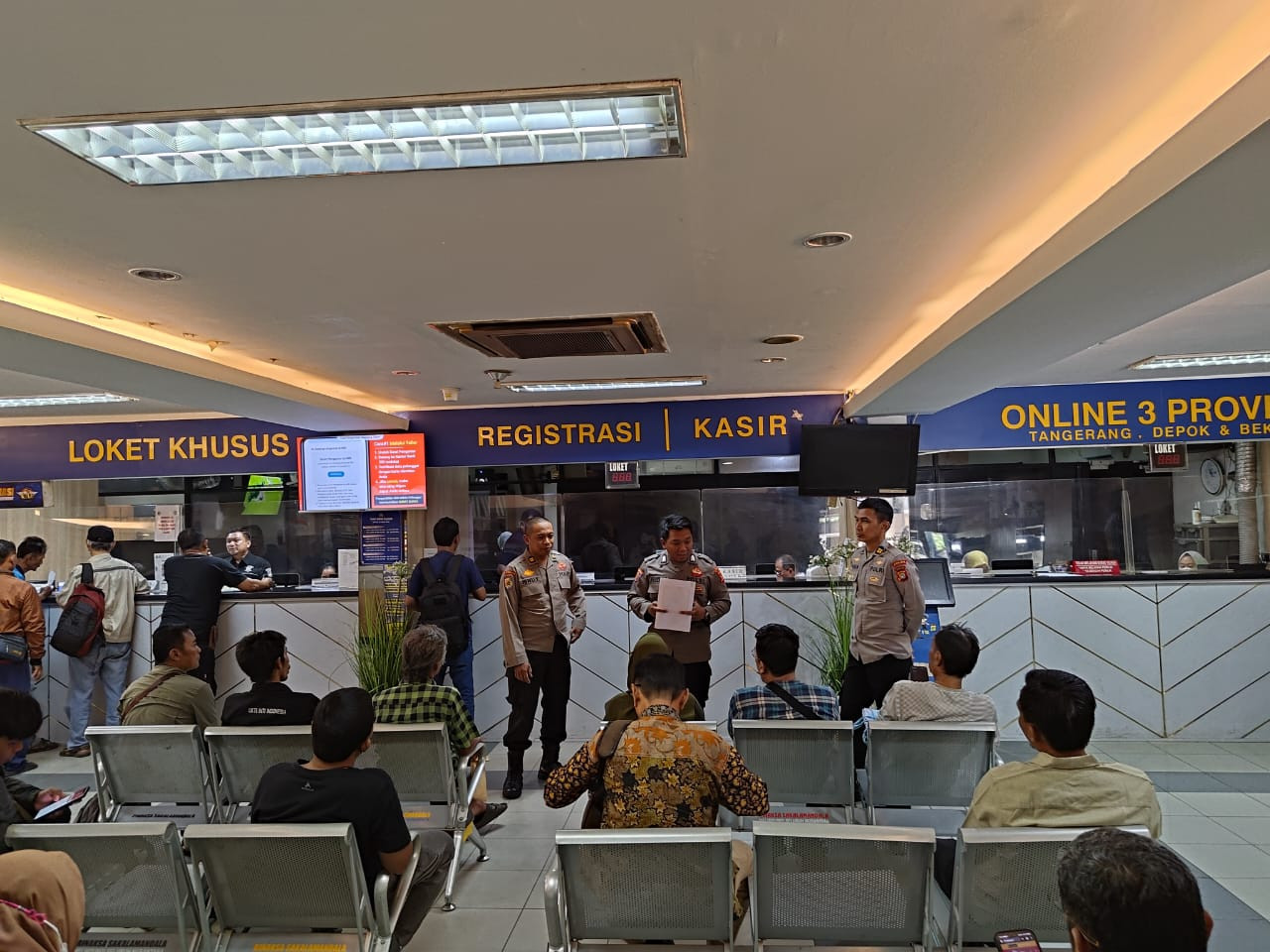 Itwasda Polda Metro Jaya Kenalkan SP4N-Lapor ke Warga di Lokasi Samsat Jakarta Selatan