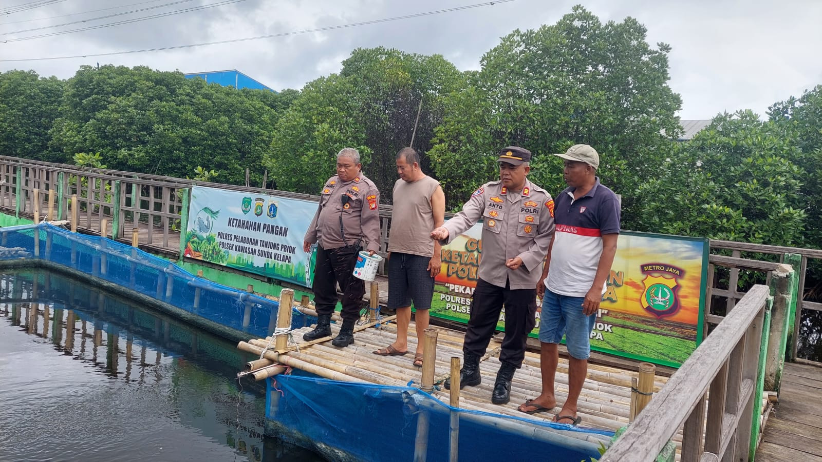 Ketahanan Pangan, Bhabinkamtibmas Lakukan Pendampingan Kepada Petani Ikan