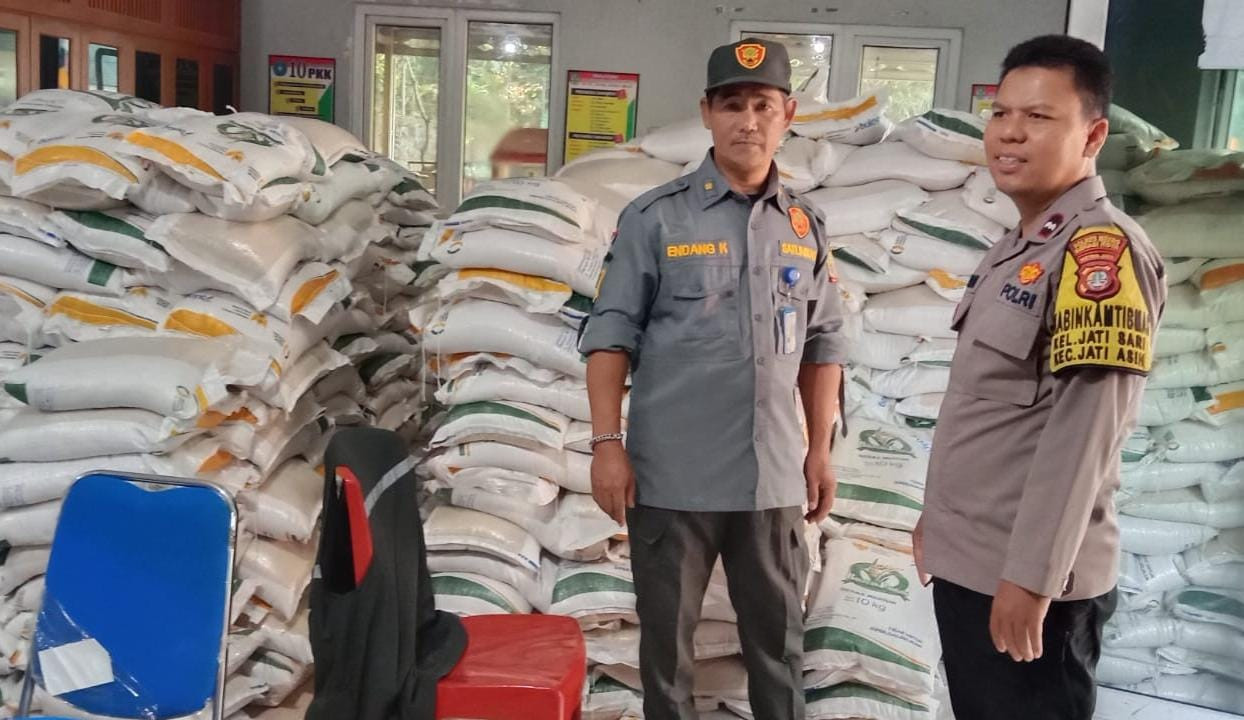 Polsek Jatiasih Kawal Pembagian Bansos Beras Bulog, Pastikan Penyaluran Tepat Sasaran