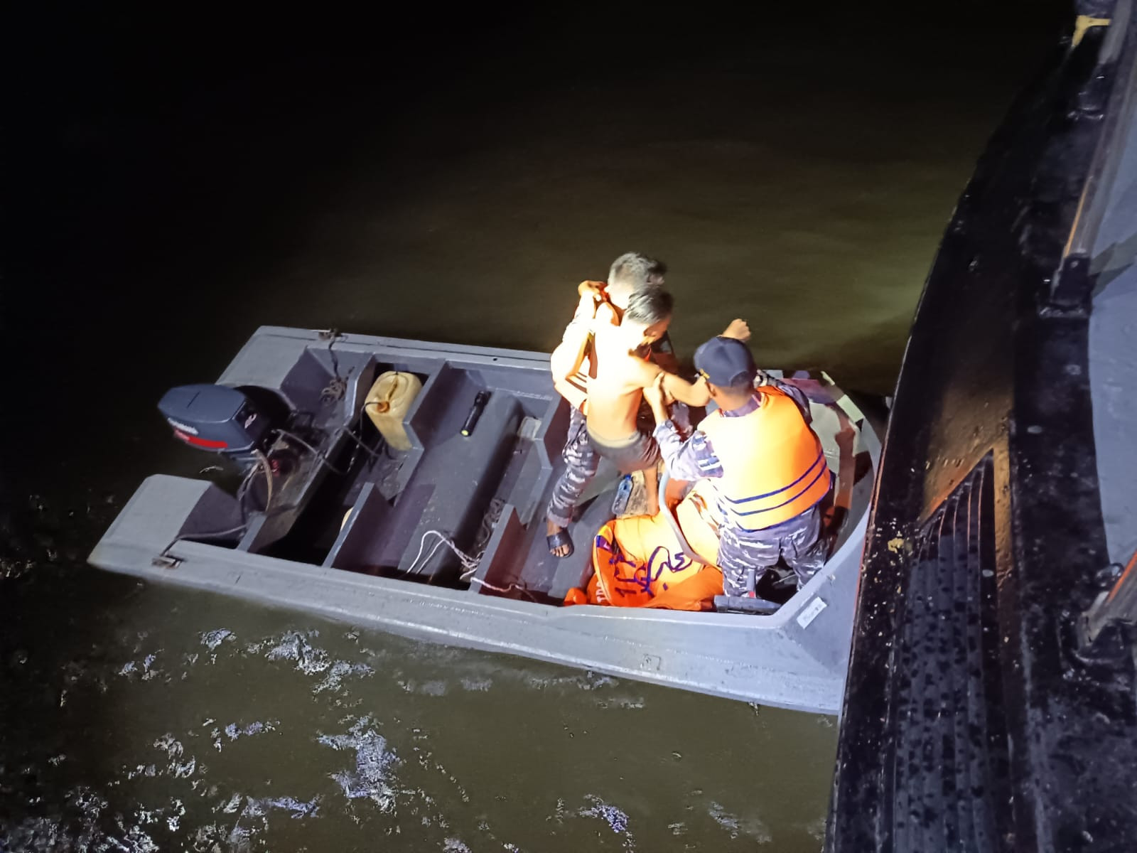 Sigap dan Respon Cepat, KAL Tedung I-1-37 Lanal Dumai Selamatkan Nelayan di Perairan Selat Rupat