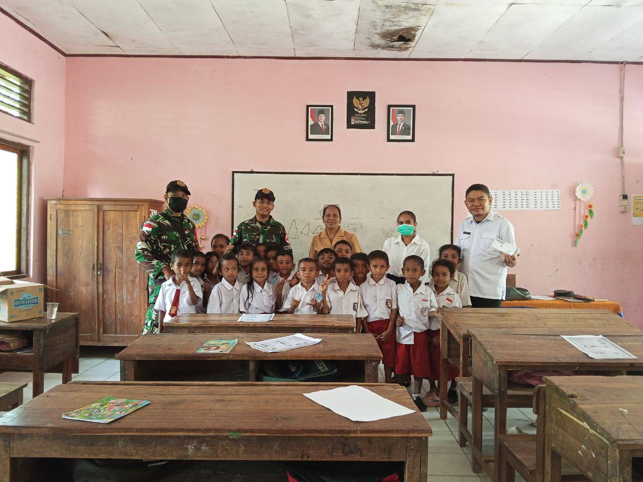 TNI Bersama Tenaga Kesehatan Gelar Pemberian Obat Cacing untuk Murid SDK Manamas