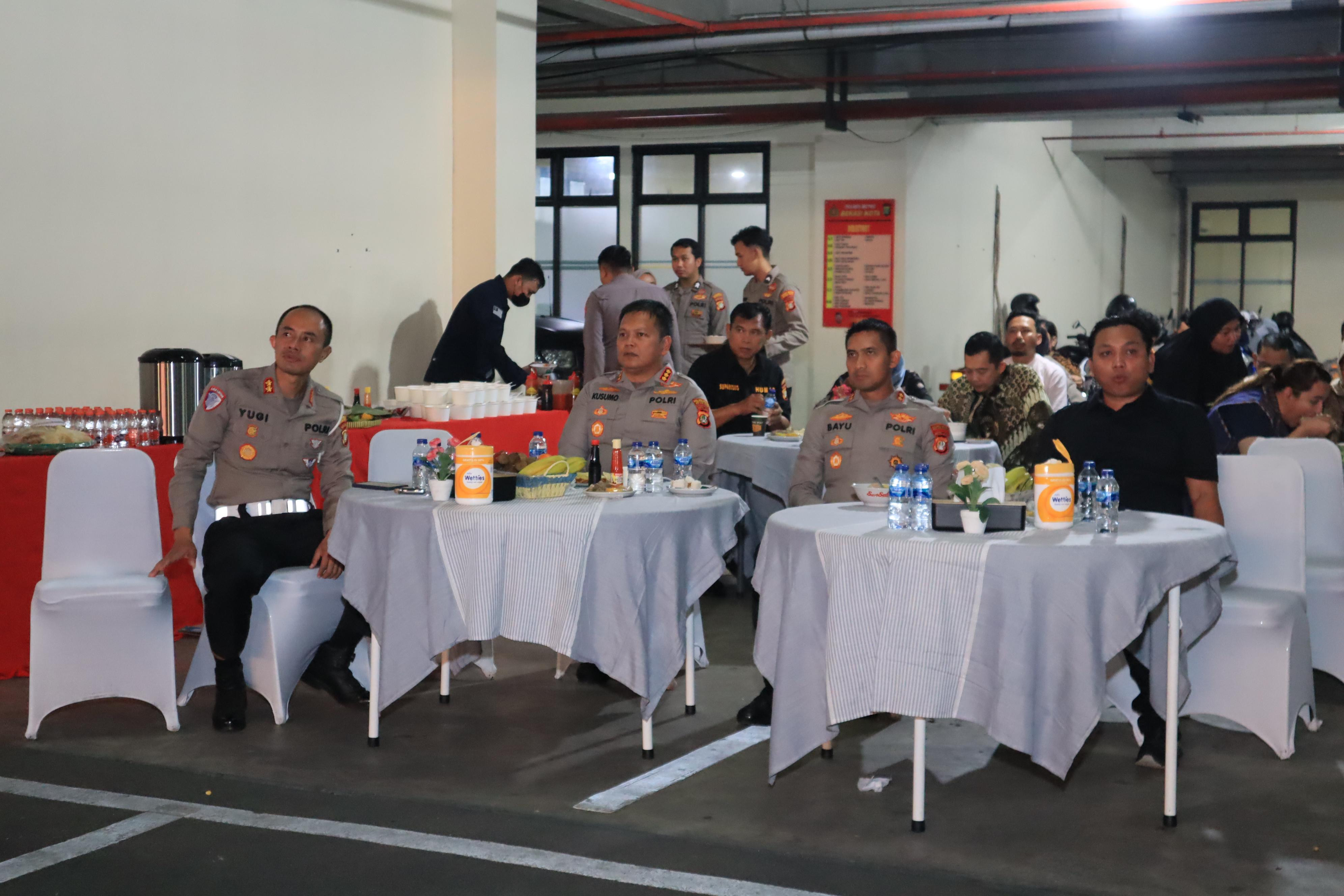 Pagelaran Wayang Kulit ‘'Amartha Binangun’' Sambut Hari Bhayangkara ke-79, Polres Metro Bekasi Kota Suguhkan Kebersamaan