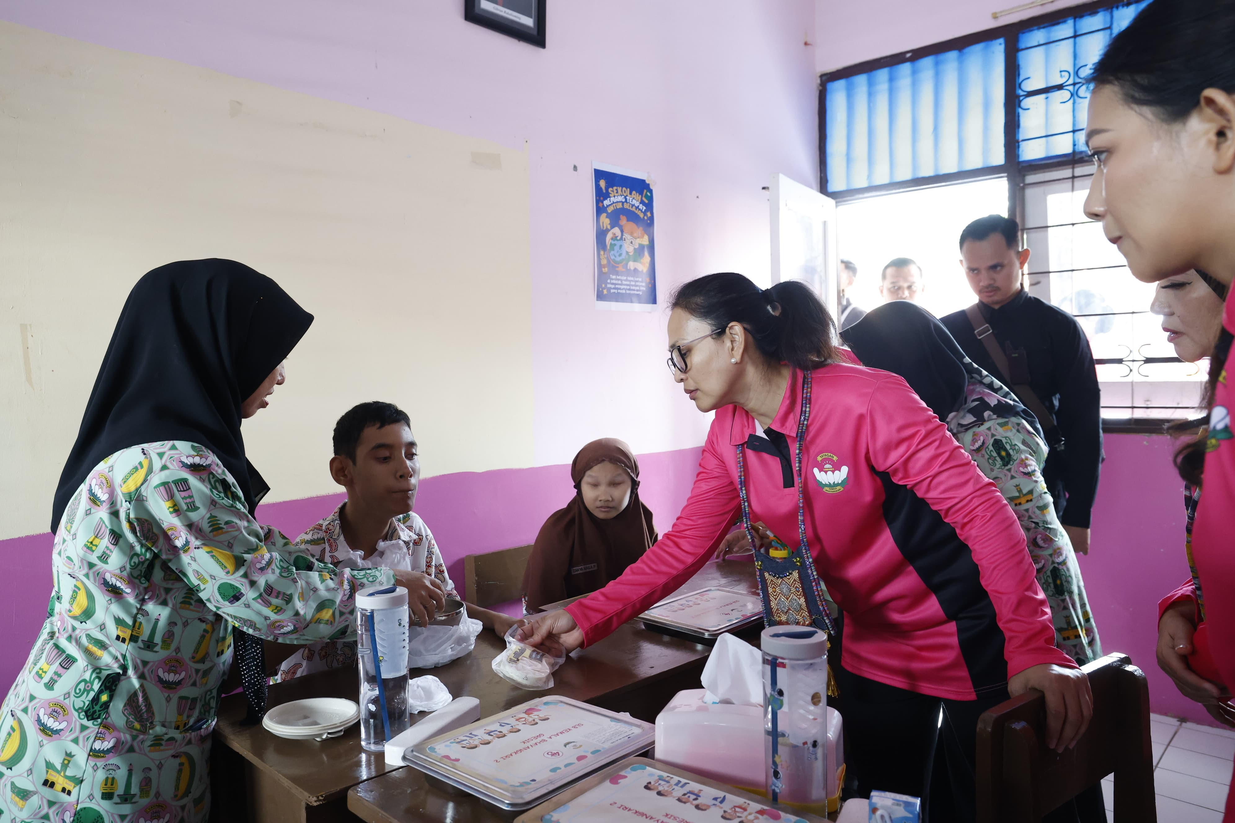 Ny. Juliati Sigit Prabowo Kunjungan ke SLB Kemala Bhayangkari 2 Gresik