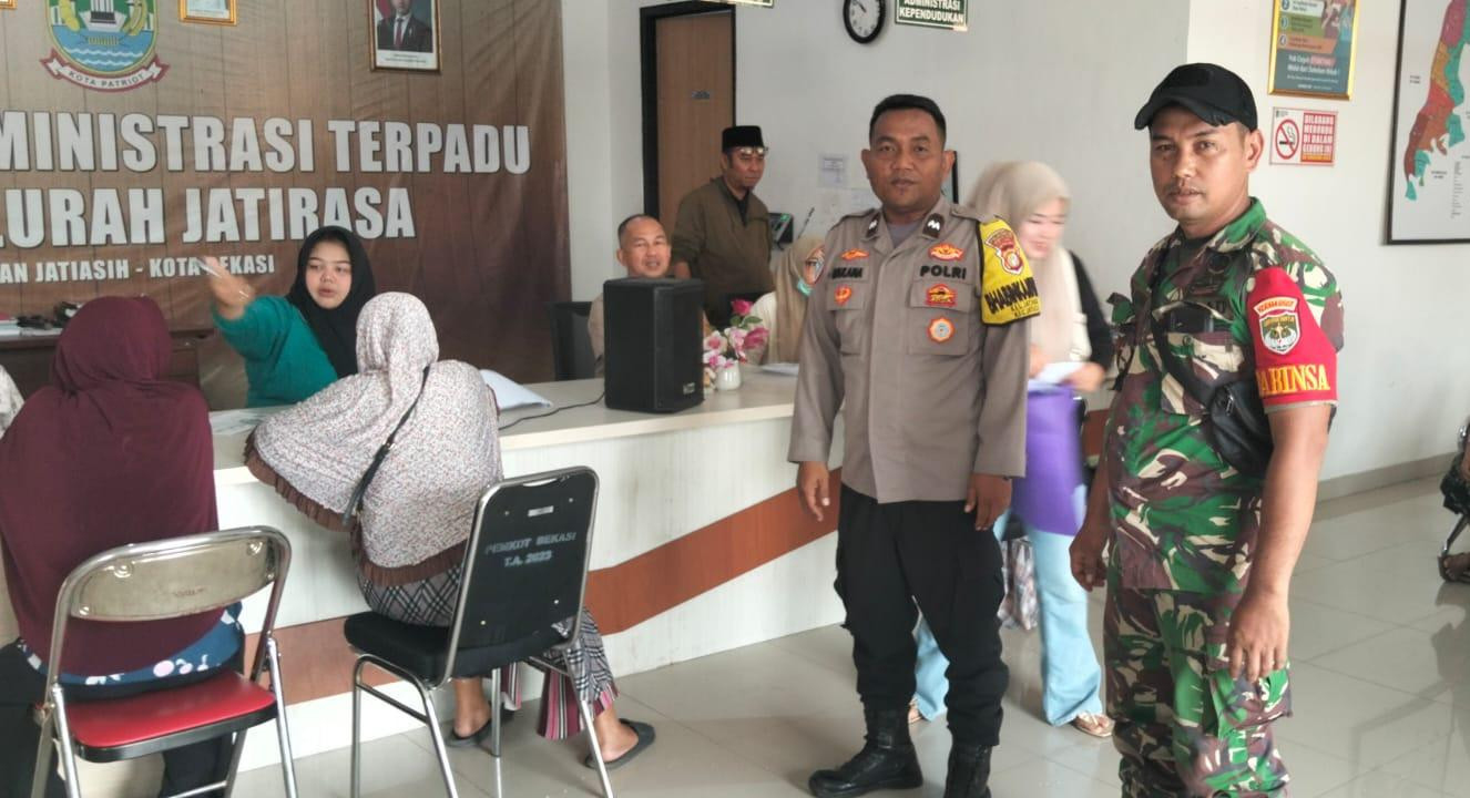 Sinergi TNI-Polri, Babinsa dan Bhabinkamtibmas Kawal Distribusi Bansos untuk Ribuan Warga Jatirasa