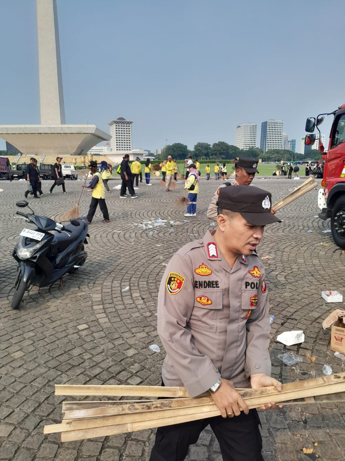 Polri Sigap Bersih-bersih Kawasan Monas Usai May Day Fiesta