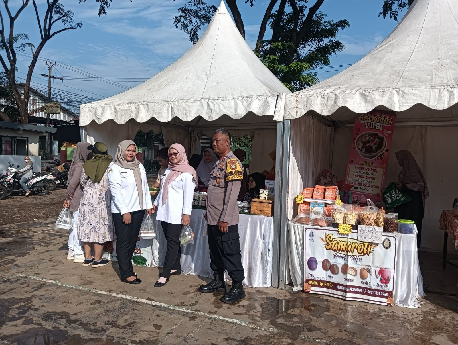 BHABINKAMTIBMAS KELURAHAN PADURENAN MELAKSANAKAN PENGAMANAN OPERASI PASAR MURAH DI WILAYAH KELURAHAN PADURENAN