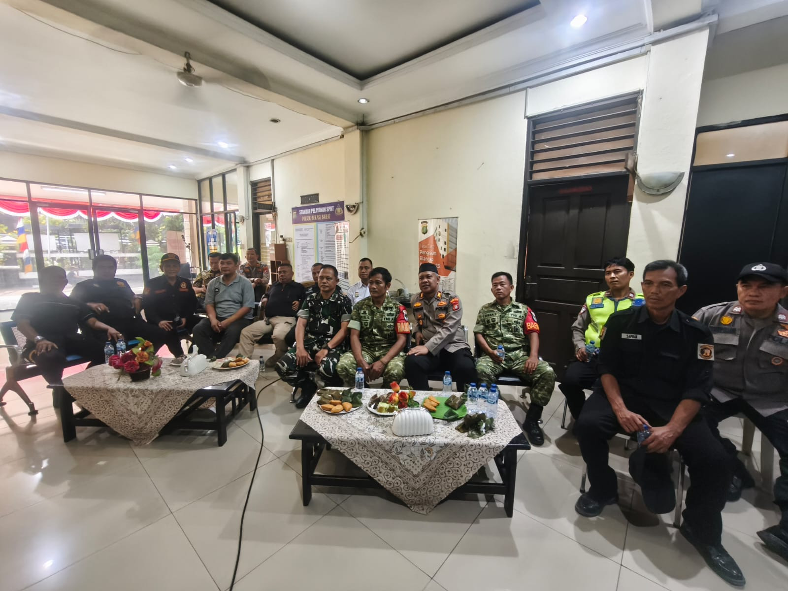 Nonton Bareng Piala Dunia, Kapolsek Bekasi Barat Pererat Sinergitas Bersama TNI dan Warga