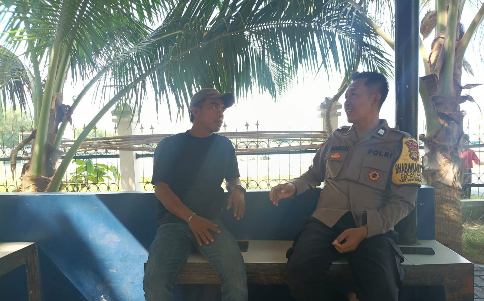 Bhabinkamtibmas Pulau Kelapa Sambangi Warga, Sosialisasikan Layanan Polri 110 dan Perkuat Kamtibmas