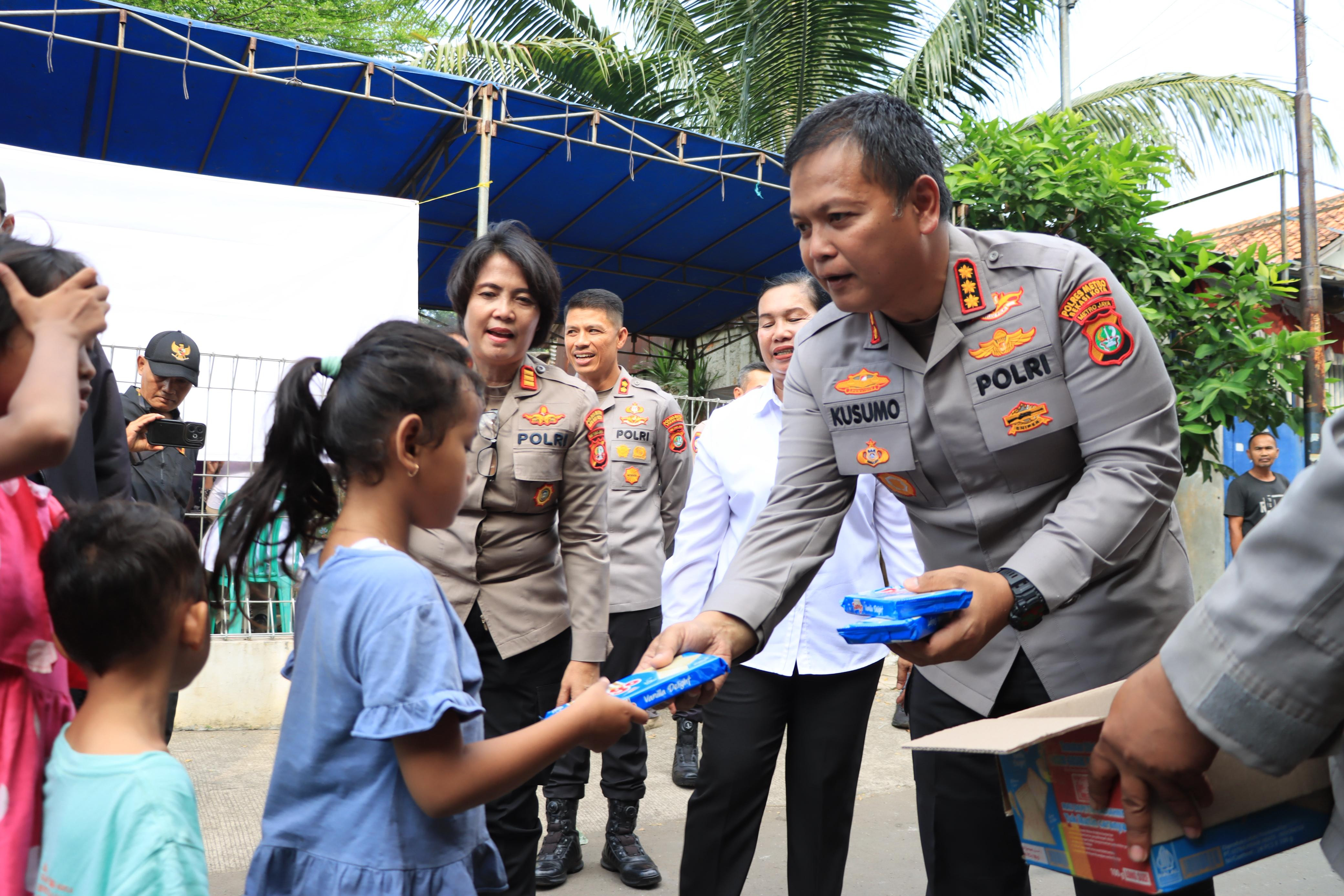 Bekasi On The Spot: Menyentuh Hati, Kapolres Bagikan Bansos Sembako, Alat Kebersihan, Hingga Snack Anak di Bekasi Timur 