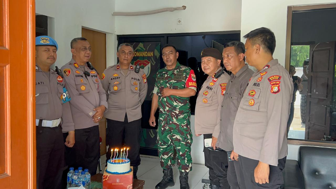 Perkuat Sinergi, Kapolsek Koja Beri Kejutan HUT TNI ke-80 di Koramil 01 Koja