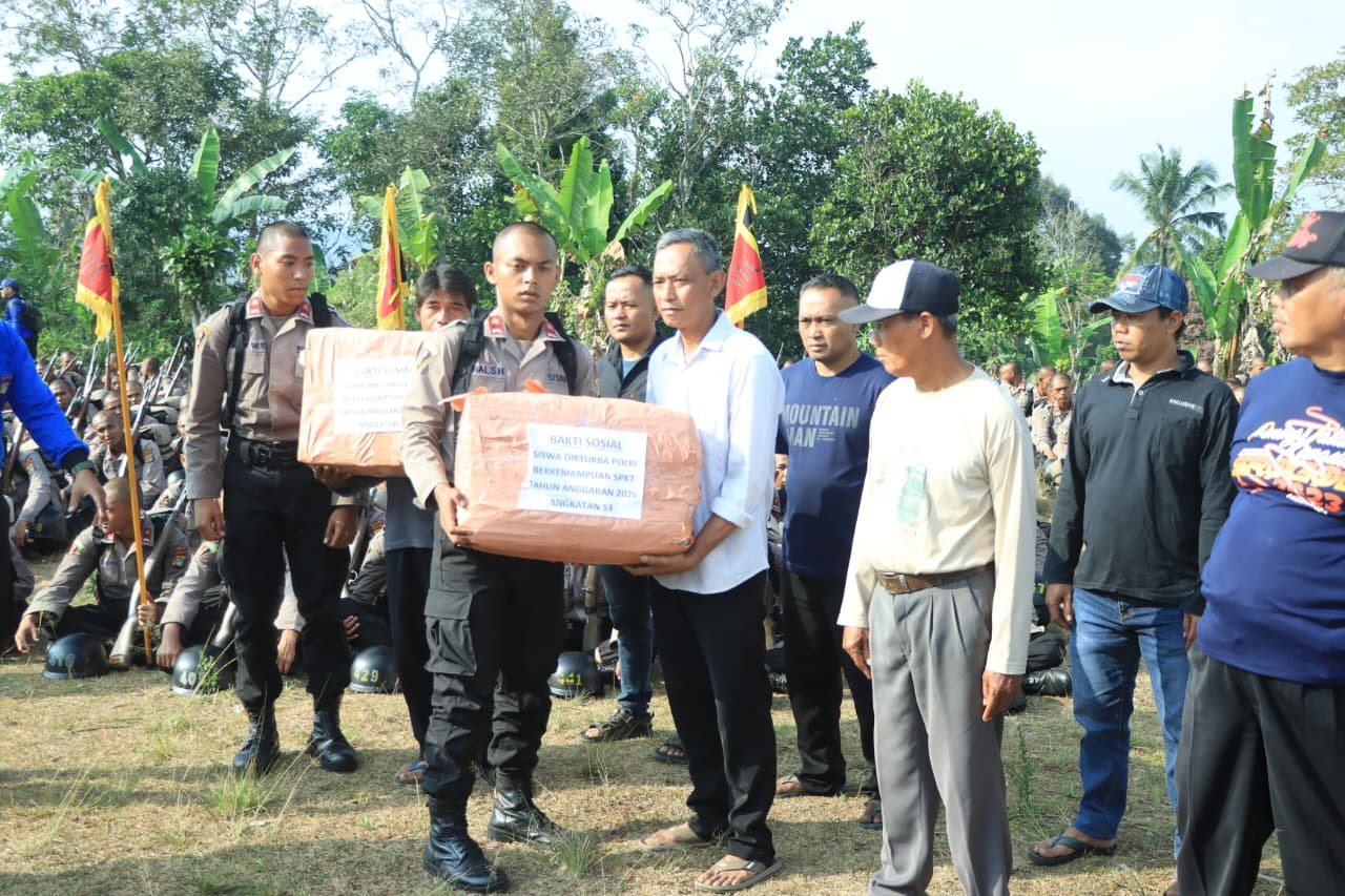 Tradisi Pengambilan Bendera, Siswa SPN Polda Metro Jaya Gelar Bakti Sosial Tanamkan Nilai Kepedulian