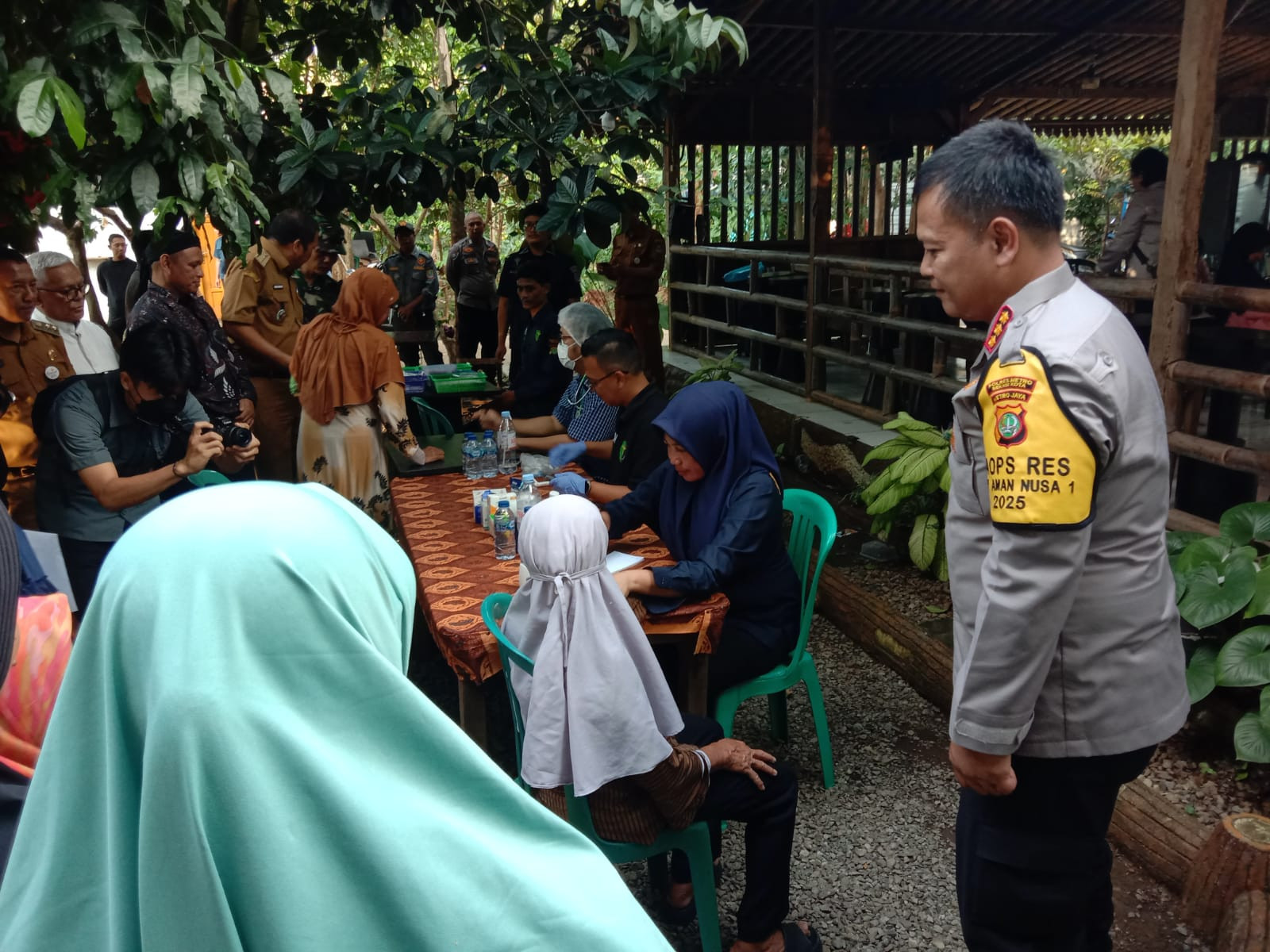 Kapolres Metro Bekasi Kota Pimpin Bakti Kesehatan, Pemeriksaan Kesehatan dan Pembagian Vitamin Gratis di Jatisampurna