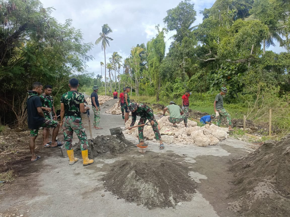 Personel Satgas TMMD Ke-127 Kodim 1514/Morotai Laksanakan Pemasangan Mal dan Pengecoran Drainase di Gotalamo