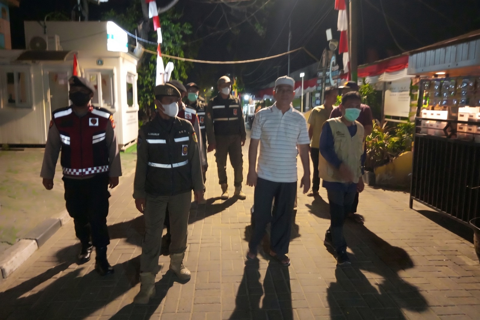 Antisipasi Abu Vulkanik Anak Krakatau, Polsek Kepulauan Seribu Selatan Bagikan Masker dan Sosialisasikan Layanan Polisi 110