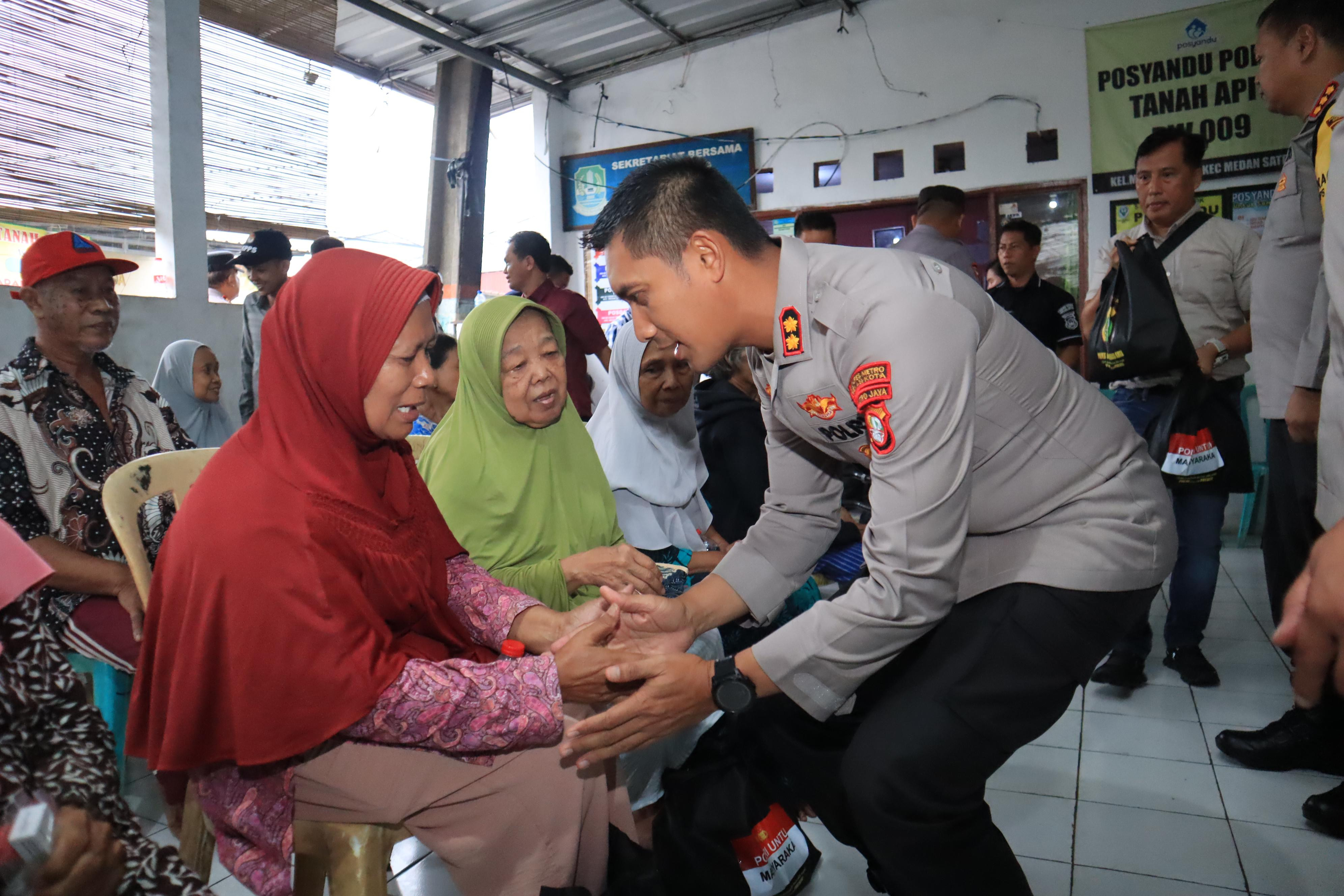 Kapolres Bekasi Kota Gelar Bakti Kesehatan dan Sosial di Wilayah Polsek Medansatria