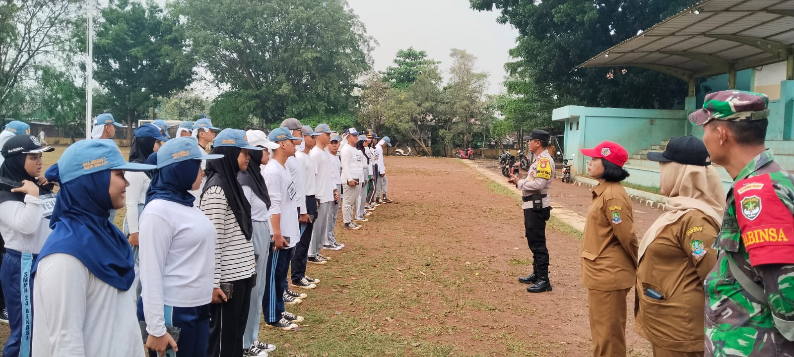 Sinergi TNI-Polri, Bhabinkamtibmas dan Babinsa Jatisampurna Latih Paskibra Sambut HUT RI ke-80