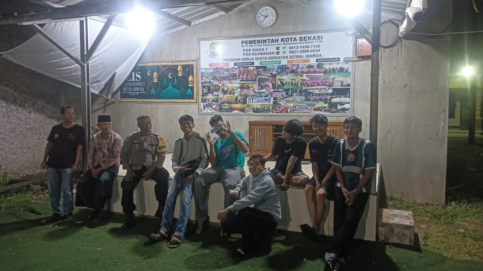 Perkuat Keamanan Malam, Bhabinkamtibmas Padurenan Kunjungi Pos Siskamling