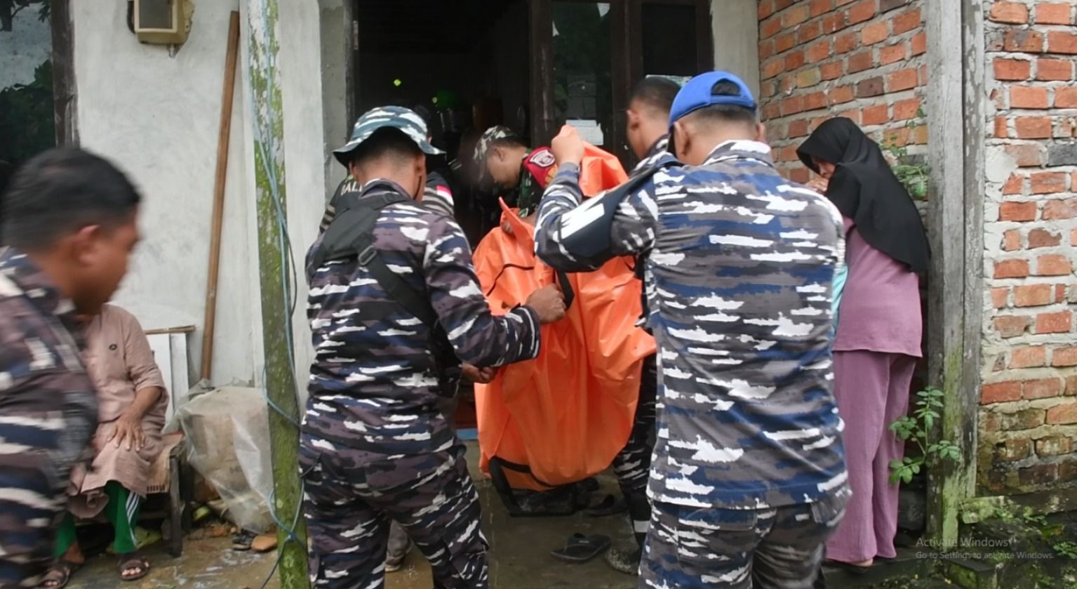 JENAZAH BALITA YANG HANYUT DI BATU AMPAR BERHASIL DITEMUKAN TNI AL DAN TIM SAR GABUNGAN SETELAH DUA HARI PENCARIAN