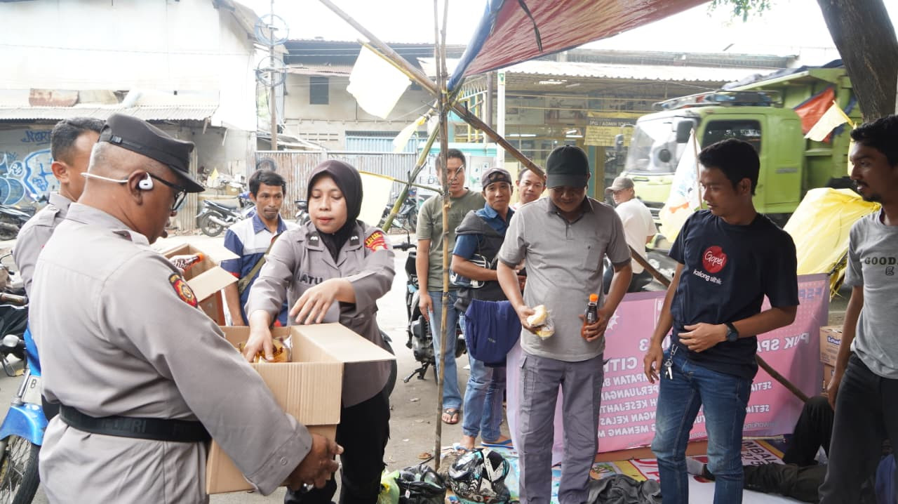 Polsek Kelapa Gading Bagikan Roti dan Minuman untuk Buruh yang Mogok Kerja