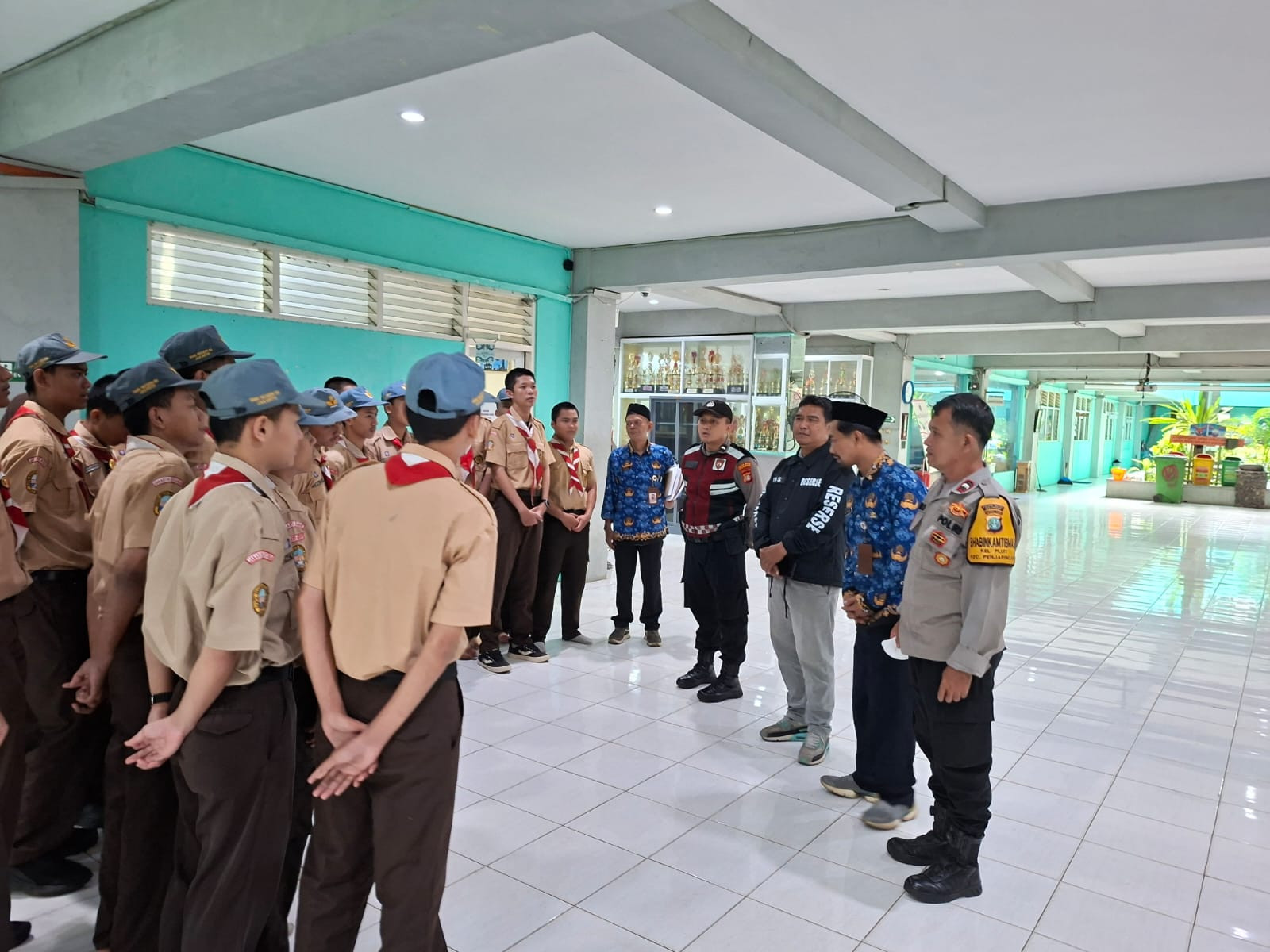 Polsek Metro Penjaringan Tanamkan Semangat Nasionalisme Melalui Program “Police Go To School” di SMKN 56 Jakarta