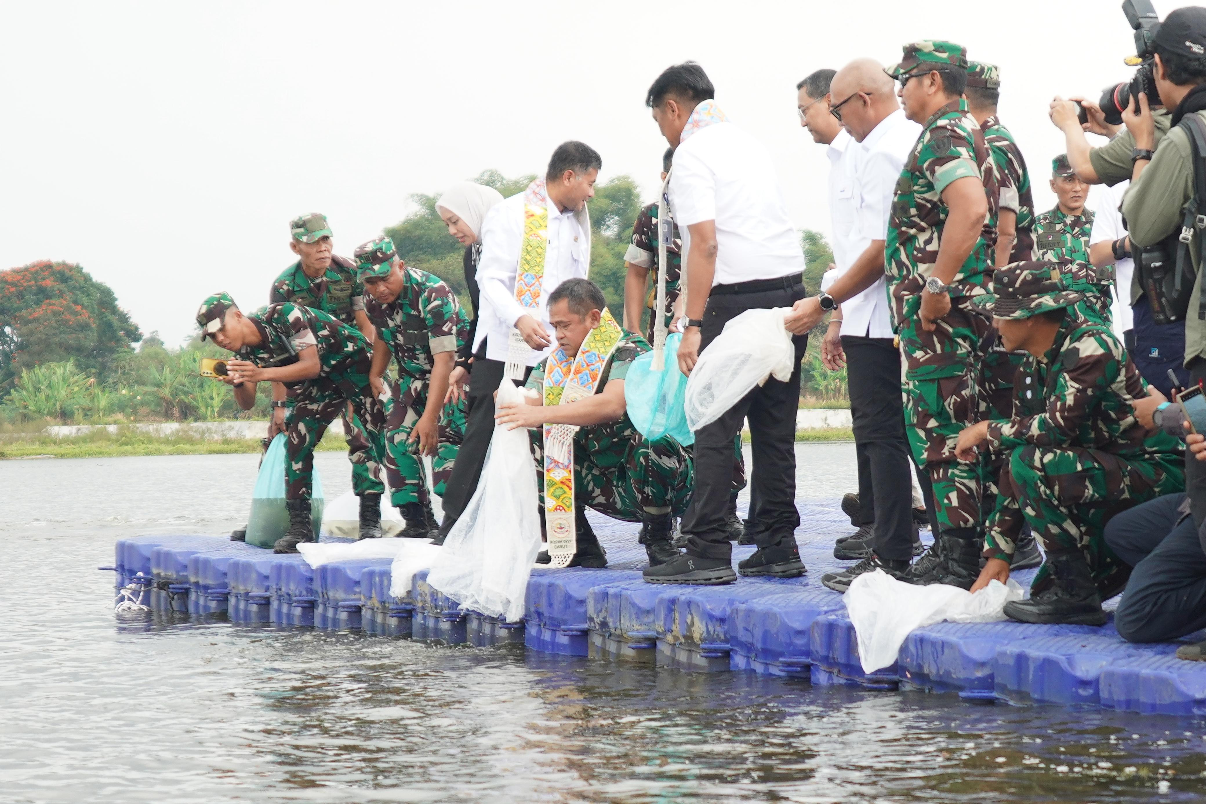 Kasad Luncurkan Program Pemeliharaan Situ Bagendit: Dari Bersih-Bersih Danau hingga Sumur Bor untuk Warga