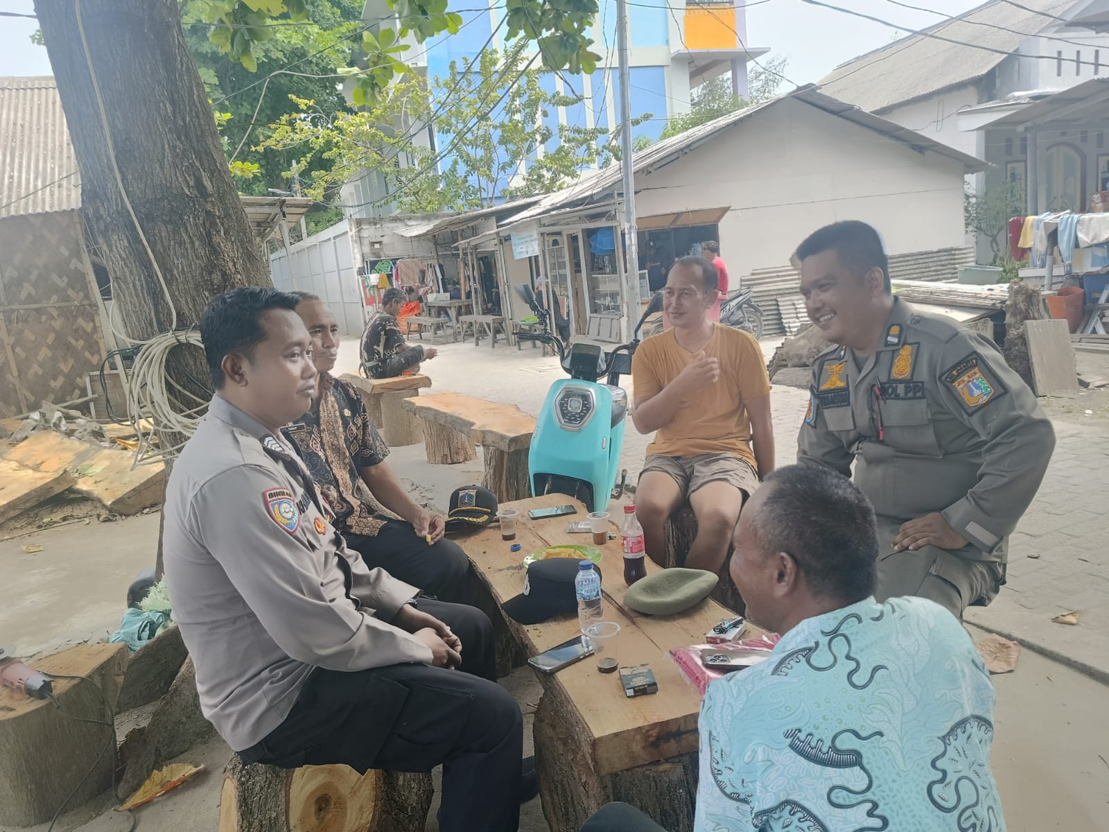 Bhabinkamtibmas Pulau Pari Sambangi Warga, Sosialisasikan Layanan Polri 110 dan Pesan Kamtibmas