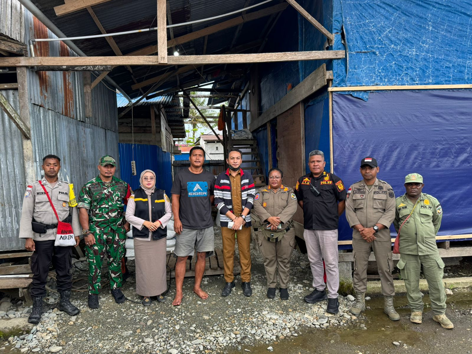 Tindaklanjuti Aduan Warga, Babinsa Koramil Timika Dampingi Tim Gabungan Lakukan Peninjauan Kandang Ayam