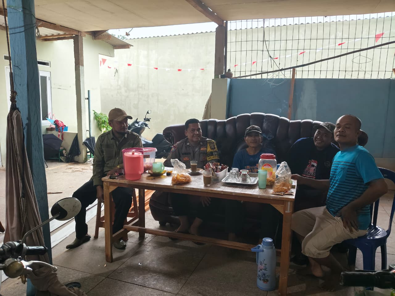 Cegah Curanmor dan Tawuran, Bhabinkamtibmas Cikiwul Ajak Warga Aktifkan Siskamling