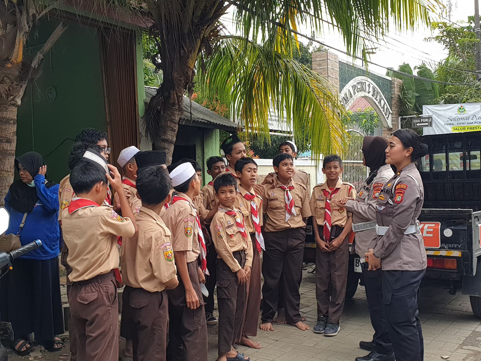 Sat Lantas Polres Metro Bekasi Kota Berikan Edukasi Keselamatan Lalu Lintas kepada Siswa SMP PGRI 2