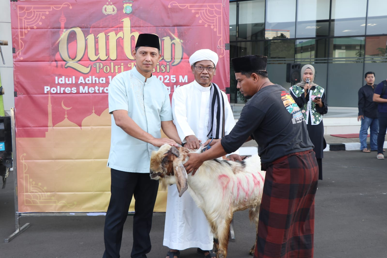 Polres Metro Tangerang Kota Salurkan 74 Hewan Kurban Idul Adha 1446H