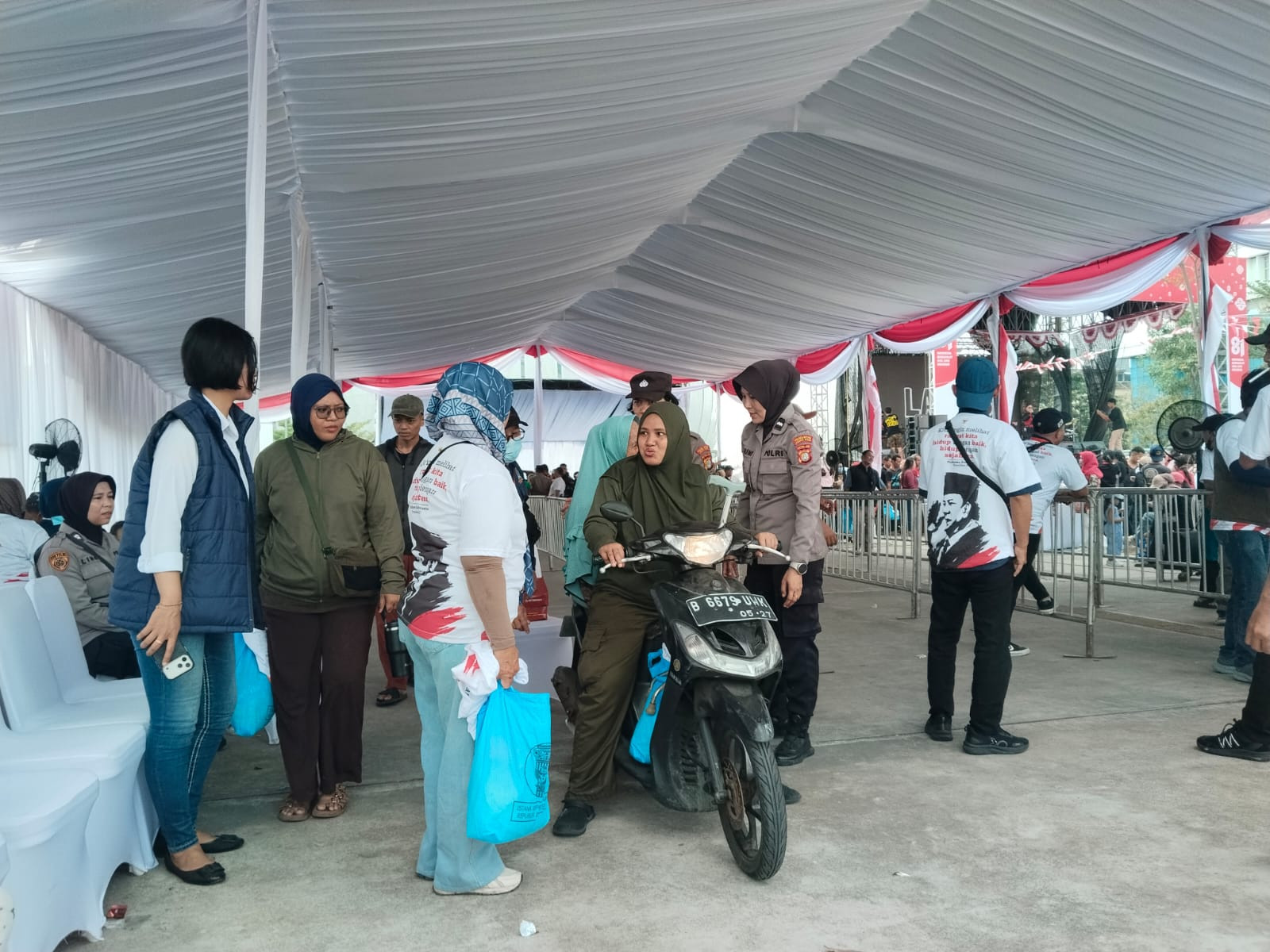 Polisi Humanis, Polwan Polres Metro Jakarta Utara Bantu Lansia Antre Bansos di JIS