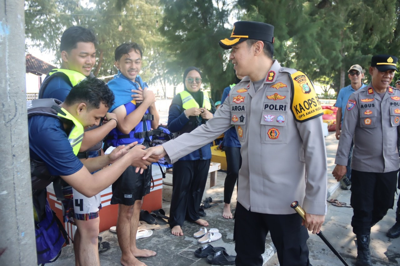 Kapolres Kepulauan Seribu Sapa Wisatawan di Pulau Tidung, Ingatkan Keselamatan Laut dan Sosialisasi Layanan 110