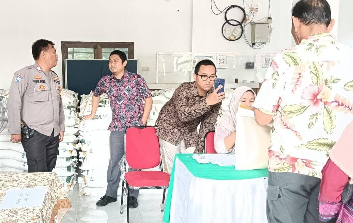 Bhabinkamtibmas Harapan Mulya Kawal Pembagian Bansos, 623 Karung Beras Disalurkan ke Warga