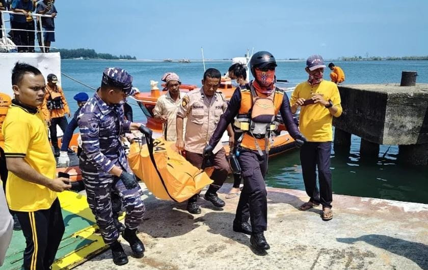 Prajurit Lanal Bengkulu Tergabung Dalam Tim SAR Pencarian Korban Kecelakaan Laut Kapal Nelayan