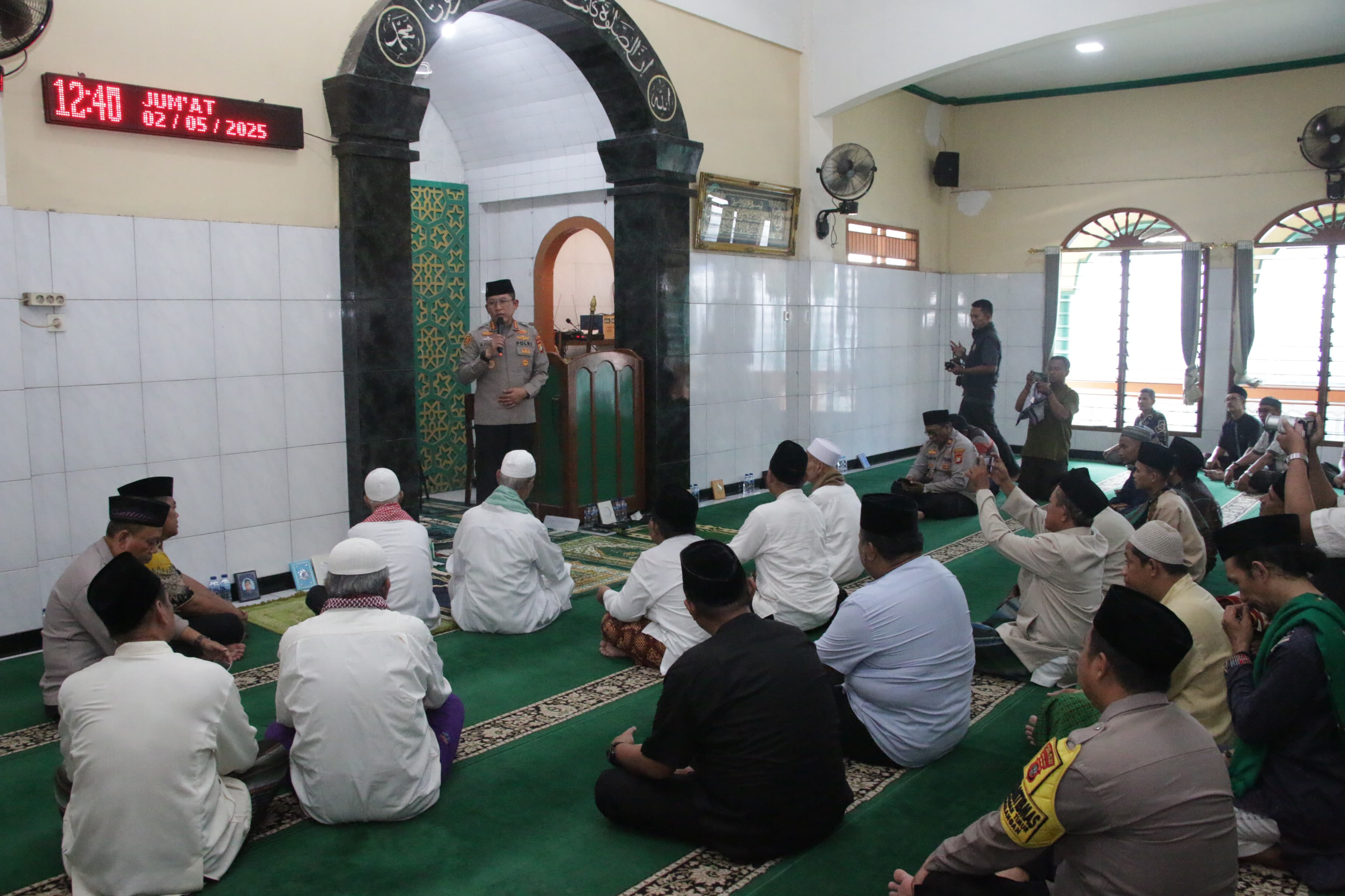 Kapolres Metro Jakarta Utara Pimpin Jumat Keliling dan Curhat di Masjid Liwausy Syuhada, Pademangan