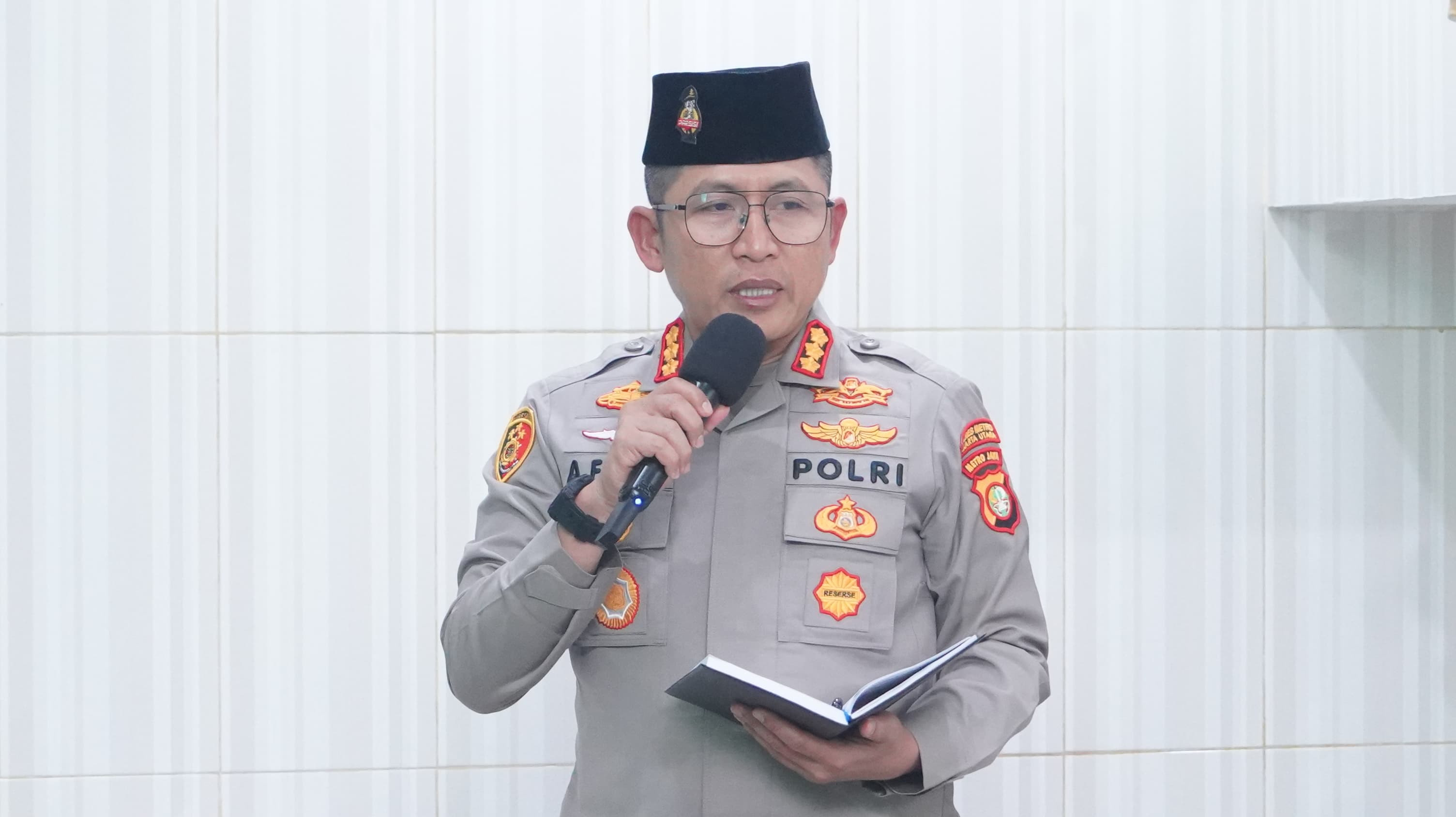 Polres Metro Jakarta Utara Gelar Sholat Jumat Keliling, Jumat Curhat dan Bakti Sosial di Masjid AI Mubarokah, Ancol