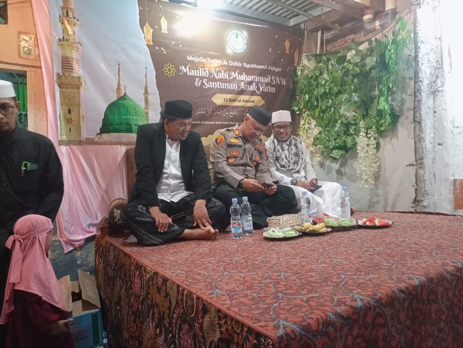 Kapolsek Bekasi Barat Hadiri Peringatan Maulid Nabi Muhammad SAW dan Santunan Anak Yatim di Kp. Rawabebek