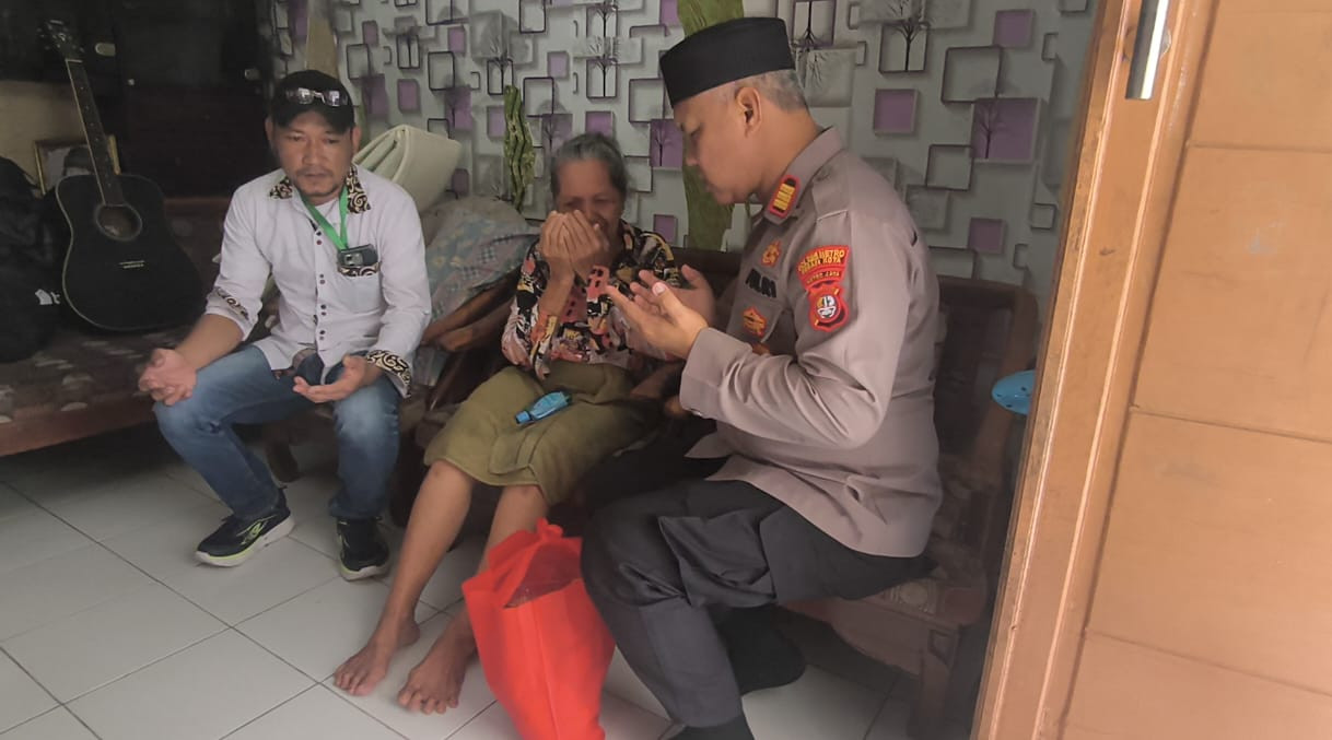 Kapolsek Bekasi Barat Berikan Paket Sembako Kepada Warga yang Sakit Menahun