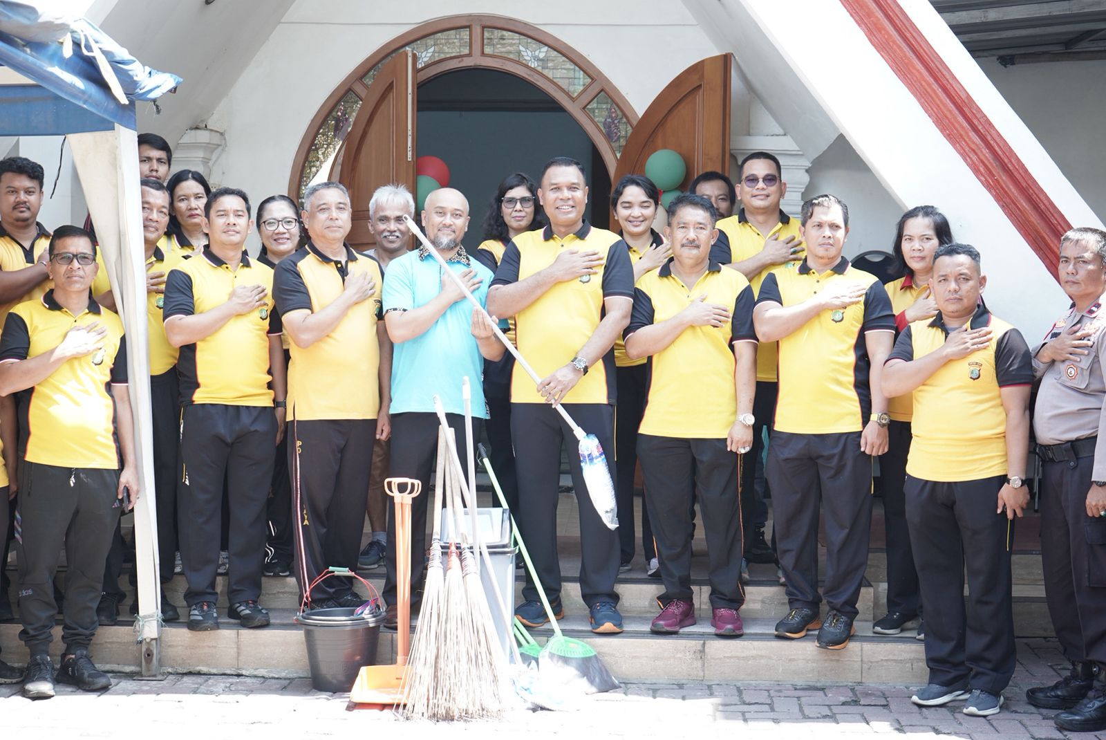 Bakti Religi Sambut Natal 2025, Personel Kristiani Polres Metro Jakarta Utara Gelar Aksi Bersih-bersih Gereja di Sunter