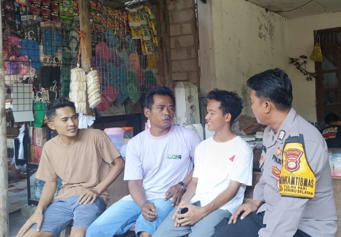 Bhabinkamtibmas Pulau Pari Sambang Tokoh Masyarakat, Ajak Warga Jaga Kamtibmas dan Jauhi Judi Online