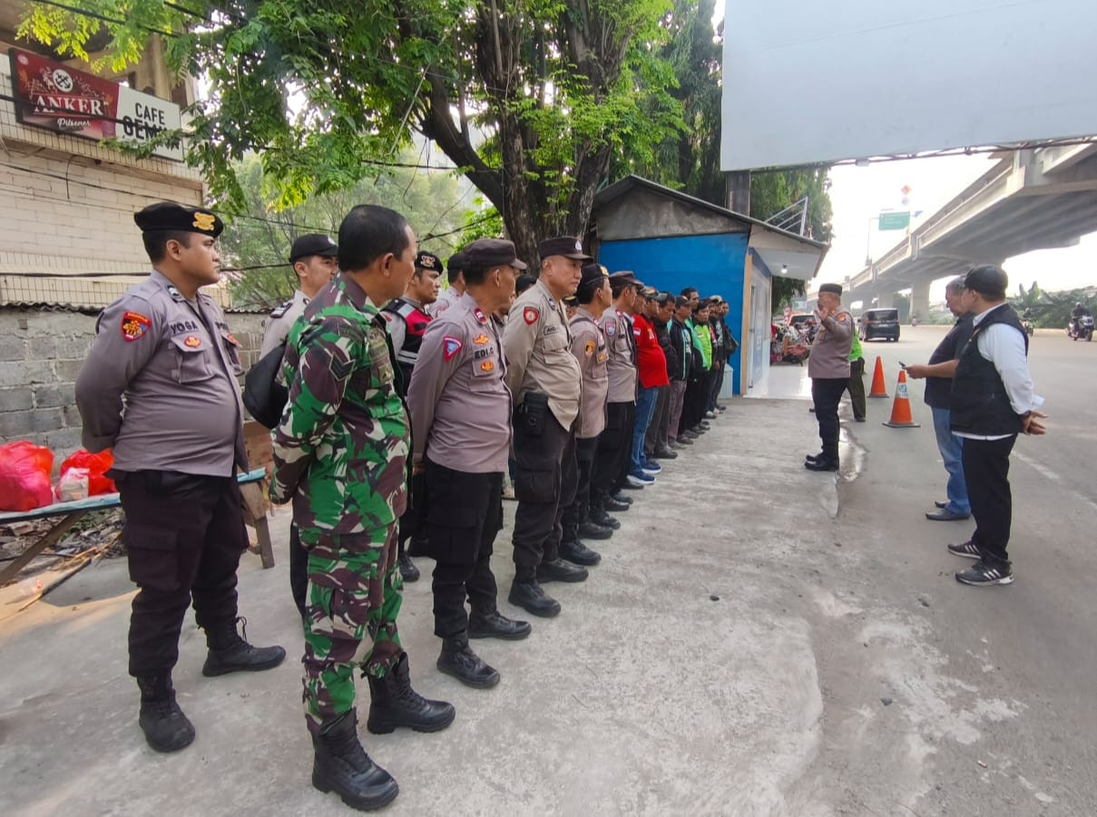 Polsek Bekasi Barat Berikan Pelayanan Pengamanan Giat Masyarakat di Pos Pam Sumber Arta