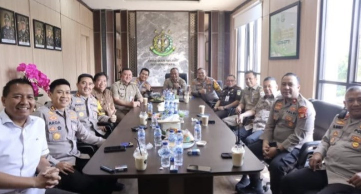 Kapolres Kepulauan Seribu Hadiri Surprise Ulang Tahun Dandim 0502/JU, Perkuat Sinergi Forkopimko Plus Jakarta Utara