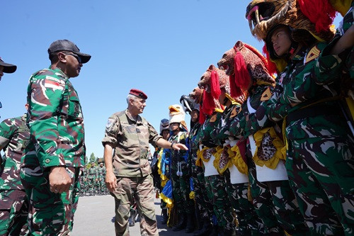 Momen Kejutan Dari TNI Untuk Wakil Gubernur Militer Perancis
