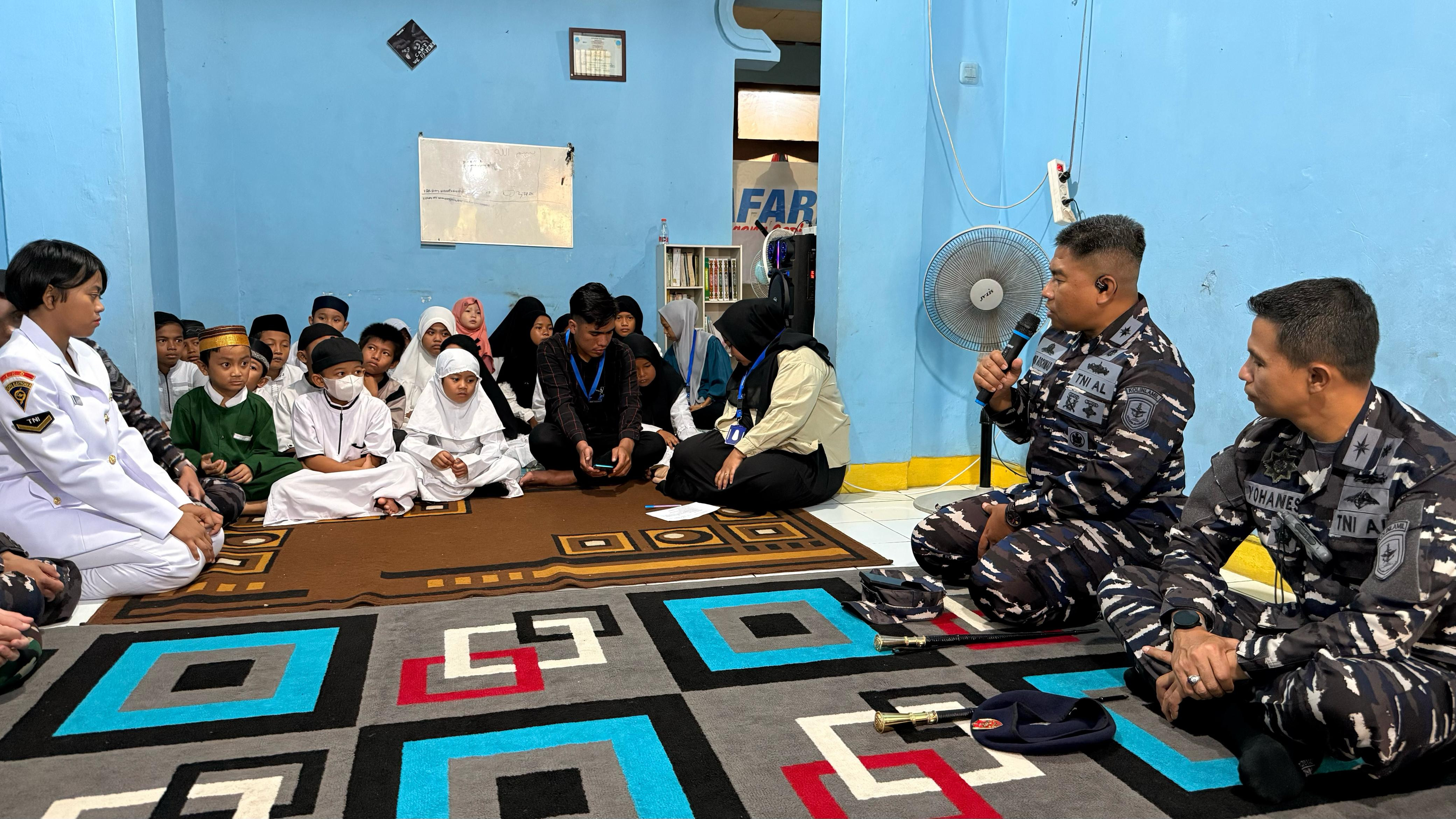 Wujud Kepedulian Sosial, Satlinlamil 3 Bersama KRI Banjarmasin-592 Berbagi Dengan Anak Yatim Jelang HUT Ke-64 Kolinlamil