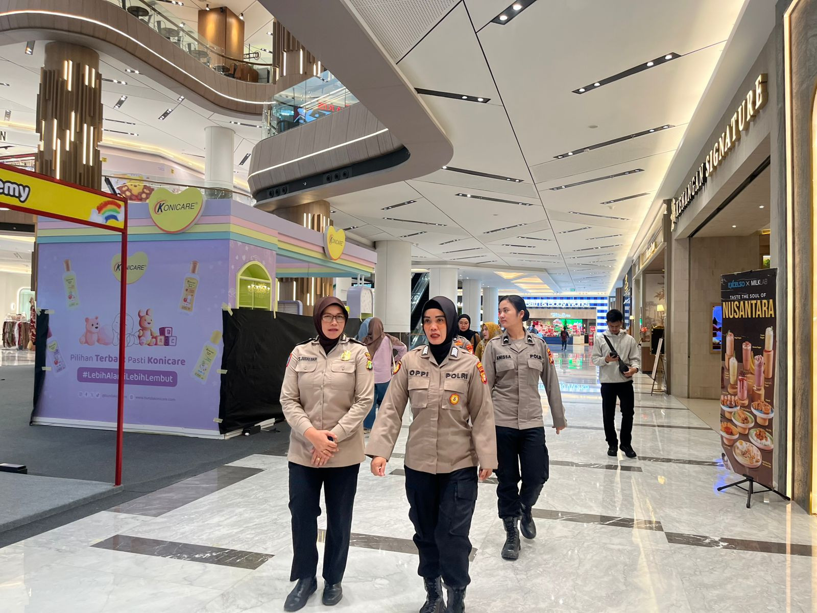 Polwan Polsek Bekasi Selatan Patroli Jalan Kaki di Mall Pakuwon City, Hadirkan Rasa Aman Bagi Pengunjung